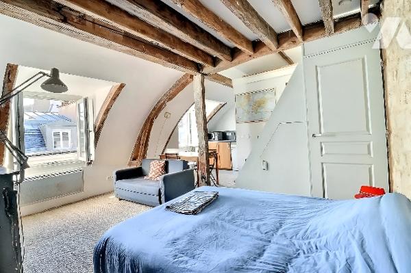 Paris 6ᵉ - Rue du Cherche-Midi - Studio au dernier étage dans un cadre historique et calme