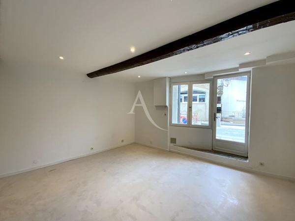 LOCAL COMMERCIAL 24M2 LUMINEUX CENTRE VILLAGE SURPLOMBANT LA PLACE VINON SUR VERDON