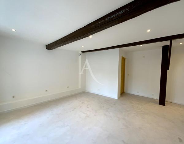 LOCAL COMMERCIAL 24M2 LUMINEUX CENTRE VILLAGE SURPLOMBANT LA PLACE VINON SUR VERDON