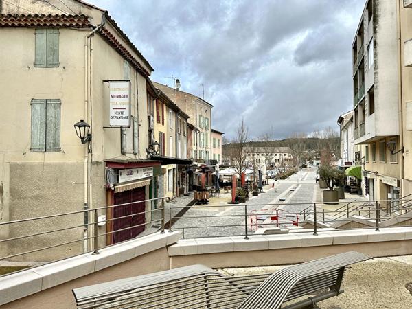 LOCAL COMMERCIAL 24M2 LUMINEUX CENTRE VILLAGE SURPLOMBANT LA PLACE VINON SUR VERDON