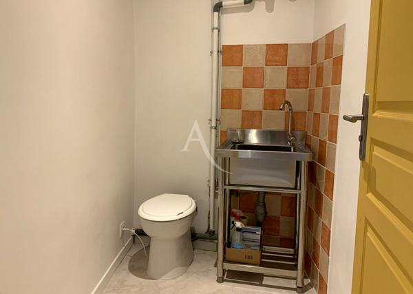 LOCAL COMMERCIAL 24M2 LUMINEUX CENTRE VILLAGE SURPLOMBANT LA PLACE VINON SUR VERDON