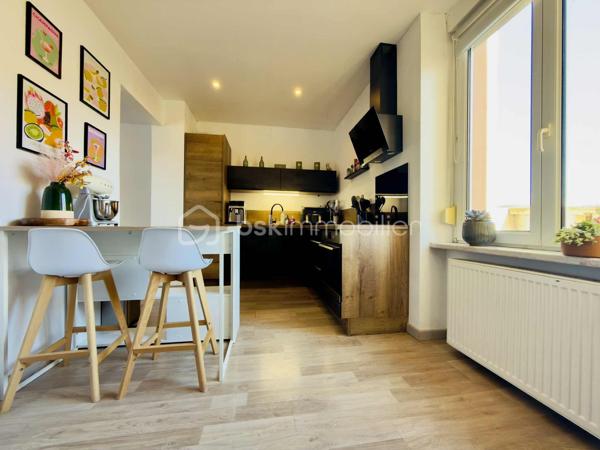 Appartement entièrement rénové de 108m² à Forbach - Coup de cœur assuré !

Vous rêvez d'acquérir un bien immobilier moderne, clé en main, dans la charmante ville de Forbach ? Ne cherchez plus, cet appartement de 108m² entièrement rénové avec goût est fait pour vous !

Situé au cœur de la ville, cet appartement lumineux et spacieux se trouve au rez-de-chaussée d'un immeuble calme et bien entretenu. Avec ses belles prestations et sa rénovation récente, il offre un cadre de vie confortable et moderne.

L'espace intérieur, bien pensé, se compose d'un grand salon/salle à manger, d'une cuisine équipée, de trois chambres confortables et d'une salle de bain élégante. Chaque pièce a été aménagée avec soin pour offrir un maximum de confort et de fonctionnalité.

Cet appartement convient parfaitement pour un investissement locatif avec son bel agencement et sa localisation idéale proche des commerces, des écoles et des transports en commun.
Il peut également être un coup de cœur pour une résidence principale.

Bien que l'appartement ne dispose pas d'espaces extérieurs privatifs, sa situation centrale vous permet de profiter facilement des parcs et espaces verts de la ville.

Contactez moi dès maintenant pour organiser une visite et laissez-vous séduire par le charme de ce bien d'exception !