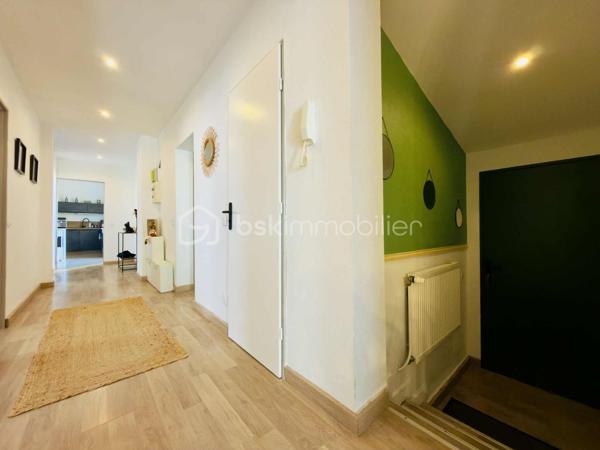 Appartement entièrement rénové de 108m² à Forbach - Coup de cœur assuré !

Vous rêvez d'acquérir un bien immobilier moderne, clé en main, dans la charmante ville de Forbach ? Ne cherchez plus, cet appartement de 108m² entièrement rénové avec goût est fait pour vous !

Situé au cœur de la ville, cet appartement lumineux et spacieux se trouve au rez-de-chaussée d'un immeuble calme et bien entretenu. Avec ses belles prestations et sa rénovation récente, il offre un cadre de vie confortable et moderne.

L'espace intérieur, bien pensé, se compose d'un grand salon/salle à manger, d'une cuisine équipée, de trois chambres confortables et d'une salle de bain élégante. Chaque pièce a été aménagée avec soin pour offrir un maximum de confort et de fonctionnalité.

Cet appartement convient parfaitement pour un investissement locatif avec son bel agencement et sa localisation idéale proche des commerces, des écoles et des transports en commun.
Il peut également être un coup de cœur pour une résidence principale.

Bien que l'appartement ne dispose pas d'espaces extérieurs privatifs, sa situation centrale vous permet de profiter facilement des parcs et espaces verts de la ville.

Contactez moi dès maintenant pour organiser une visite et laissez-vous séduire par le charme de ce bien d'exception !