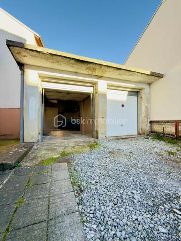 Appartement entièrement rénové de 108m² à Forbach - Coup de cœur assuré !

Vous rêvez d'acquérir un bien immobilier moderne, clé en main, dans la charmante ville de Forbach ? Ne cherchez plus, cet appartement de 108m² entièrement rénové avec goût est fait pour vous !

Situé au cœur de la ville, cet appartement lumineux et spacieux se trouve au rez-de-chaussée d'un immeuble calme et bien entretenu. Avec ses belles prestations et sa rénovation récente, il offre un cadre de vie confortable et moderne.

L'espace intérieur, bien pensé, se compose d'un grand salon/salle à manger, d'une cuisine équipée, de trois chambres confortables et d'une salle de bain élégante. Chaque pièce a été aménagée avec soin pour offrir un maximum de confort et de fonctionnalité.

Cet appartement convient parfaitement pour un investissement locatif avec son bel agencement et sa localisation idéale proche des commerces, des écoles et des transports en commun.
Il peut également être un coup de cœur pour une résidence principale.

Bien que l'appartement ne dispose pas d'espaces extérieurs privatifs, sa situation centrale vous permet de profiter facilement des parcs et espaces verts de la ville.

Contactez moi dès maintenant pour organiser une visite et laissez-vous séduire par le charme de ce bien d'exception !
