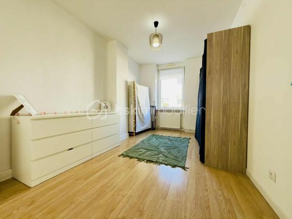 Appartement entièrement rénové de 108m² à Forbach - Coup de cœur assuré !

Vous rêvez d'acquérir un bien immobilier moderne, clé en main, dans la charmante ville de Forbach ? Ne cherchez plus, cet appartement de 108m² entièrement rénové avec goût est fait pour vous !

Situé au cœur de la ville, cet appartement lumineux et spacieux se trouve au rez-de-chaussée d'un immeuble calme et bien entretenu. Avec ses belles prestations et sa rénovation récente, il offre un cadre de vie confortable et moderne.

L'espace intérieur, bien pensé, se compose d'un grand salon/salle à manger, d'une cuisine équipée, de trois chambres confortables et d'une salle de bain élégante. Chaque pièce a été aménagée avec soin pour offrir un maximum de confort et de fonctionnalité.

Cet appartement convient parfaitement pour un investissement locatif avec son bel agencement et sa localisation idéale proche des commerces, des écoles et des transports en commun.
Il peut également être un coup de cœur pour une résidence principale.

Bien que l'appartement ne dispose pas d'espaces extérieurs privatifs, sa situation centrale vous permet de profiter facilement des parcs et espaces verts de la ville.

Contactez moi dès maintenant pour organiser une visite et laissez-vous séduire par le charme de ce bien d'exception !