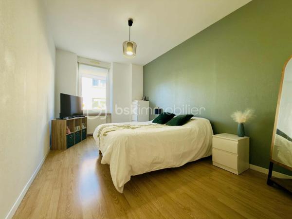 Appartement entièrement rénové de 108m² à Forbach - Coup de cœur assuré !

Vous rêvez d'acquérir un bien immobilier moderne, clé en main, dans la charmante ville de Forbach ? Ne cherchez plus, cet appartement de 108m² entièrement rénové avec goût est fait pour vous !

Situé au cœur de la ville, cet appartement lumineux et spacieux se trouve au rez-de-chaussée d'un immeuble calme et bien entretenu. Avec ses belles prestations et sa rénovation récente, il offre un cadre de vie confortable et moderne.

L'espace intérieur, bien pensé, se compose d'un grand salon/salle à manger, d'une cuisine équipée, de trois chambres confortables et d'une salle de bain élégante. Chaque pièce a été aménagée avec soin pour offrir un maximum de confort et de fonctionnalité.

Cet appartement convient parfaitement pour un investissement locatif avec son bel agencement et sa localisation idéale proche des commerces, des écoles et des transports en commun.
Il peut également être un coup de cœur pour une résidence principale.

Bien que l'appartement ne dispose pas d'espaces extérieurs privatifs, sa situation centrale vous permet de profiter facilement des parcs et espaces verts de la ville.

Contactez moi dès maintenant pour organiser une visite et laissez-vous séduire par le charme de ce bien d'exception !
