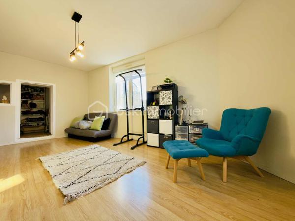 Appartement entièrement rénové de 108m² à Forbach - Coup de cœur assuré !

Vous rêvez d'acquérir un bien immobilier moderne, clé en main, dans la charmante ville de Forbach ? Ne cherchez plus, cet appartement de 108m² entièrement rénové avec goût est fait pour vous !

Situé au cœur de la ville, cet appartement lumineux et spacieux se trouve au rez-de-chaussée d'un immeuble calme et bien entretenu. Avec ses belles prestations et sa rénovation récente, il offre un cadre de vie confortable et moderne.

L'espace intérieur, bien pensé, se compose d'un grand salon/salle à manger, d'une cuisine équipée, de trois chambres confortables et d'une salle de bain élégante. Chaque pièce a été aménagée avec soin pour offrir un maximum de confort et de fonctionnalité.

Cet appartement convient parfaitement pour un investissement locatif avec son bel agencement et sa localisation idéale proche des commerces, des écoles et des transports en commun.
Il peut également être un coup de cœur pour une résidence principale.

Bien que l'appartement ne dispose pas d'espaces extérieurs privatifs, sa situation centrale vous permet de profiter facilement des parcs et espaces verts de la ville.

Contactez moi dès maintenant pour organiser une visite et laissez-vous séduire par le charme de ce bien d'exception !