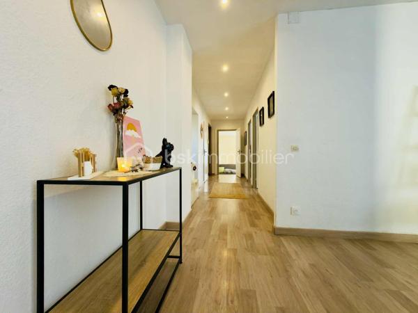 Appartement entièrement rénové de 108m² à Forbach - Coup de cœur assuré !

Vous rêvez d'acquérir un bien immobilier moderne, clé en main, dans la charmante ville de Forbach ? Ne cherchez plus, cet appartement de 108m² entièrement rénové avec goût est fait pour vous !

Situé au cœur de la ville, cet appartement lumineux et spacieux se trouve au rez-de-chaussée d'un immeuble calme et bien entretenu. Avec ses belles prestations et sa rénovation récente, il offre un cadre de vie confortable et moderne.

L'espace intérieur, bien pensé, se compose d'un grand salon/salle à manger, d'une cuisine équipée, de trois chambres confortables et d'une salle de bain élégante. Chaque pièce a été aménagée avec soin pour offrir un maximum de confort et de fonctionnalité.

Cet appartement convient parfaitement pour un investissement locatif avec son bel agencement et sa localisation idéale proche des commerces, des écoles et des transports en commun.
Il peut également être un coup de cœur pour une résidence principale.

Bien que l'appartement ne dispose pas d'espaces extérieurs privatifs, sa situation centrale vous permet de profiter facilement des parcs et espaces verts de la ville.

Contactez moi dès maintenant pour organiser une visite et laissez-vous séduire par le charme de ce bien d'exception !