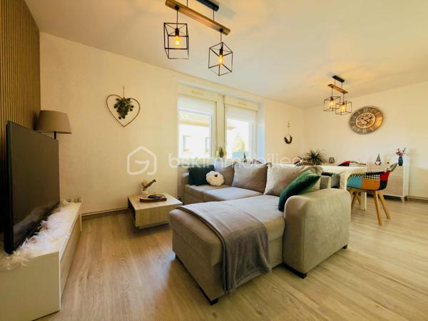 Appartement entièrement rénové de 108m² à Forbach - Coup de cœur assuré !

Vous rêvez d'acquérir un bien immobilier moderne, clé en main, dans la charmante ville de Forbach ? Ne cherchez plus, cet appartement de 108m² entièrement rénové avec goût est fait pour vous !

Situé au cœur de la ville, cet appartement lumineux et spacieux se trouve au rez-de-chaussée d'un immeuble calme et bien entretenu. Avec ses belles prestations et sa rénovation récente, il offre un cadre de vie confortable et moderne.

L'espace intérieur, bien pensé, se compose d'un grand salon/salle à manger, d'une cuisine équipée, de trois chambres confortables et d'une salle de bain élégante. Chaque pièce a été aménagée avec soin pour offrir un maximum de confort et de fonctionnalité.

Cet appartement convient parfaitement pour un investissement locatif avec son bel agencement et sa localisation idéale proche des commerces, des écoles et des transports en commun.
Il peut également être un coup de cœur pour une résidence principale.

Bien que l'appartement ne dispose pas d'espaces extérieurs privatifs, sa situation centrale vous permet de profiter facilement des parcs et espaces verts de la ville.

Contactez moi dès maintenant pour organiser une visite et laissez-vous séduire par le charme de ce bien d'exception !