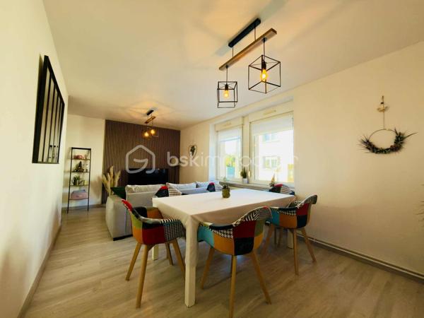 Appartement entièrement rénové de 108m² à Forbach - Coup de cœur assuré !

Vous rêvez d'acquérir un bien immobilier moderne, clé en main, dans la charmante ville de Forbach ? Ne cherchez plus, cet appartement de 108m² entièrement rénové avec goût est fait pour vous !

Situé au cœur de la ville, cet appartement lumineux et spacieux se trouve au rez-de-chaussée d'un immeuble calme et bien entretenu. Avec ses belles prestations et sa rénovation récente, il offre un cadre de vie confortable et moderne.

L'espace intérieur, bien pensé, se compose d'un grand salon/salle à manger, d'une cuisine équipée, de trois chambres confortables et d'une salle de bain élégante. Chaque pièce a été aménagée avec soin pour offrir un maximum de confort et de fonctionnalité.

Cet appartement convient parfaitement pour un investissement locatif avec son bel agencement et sa localisation idéale proche des commerces, des écoles et des transports en commun.
Il peut également être un coup de cœur pour une résidence principale.

Bien que l'appartement ne dispose pas d'espaces extérieurs privatifs, sa situation centrale vous permet de profiter facilement des parcs et espaces verts de la ville.

Contactez moi dès maintenant pour organiser une visite et laissez-vous séduire par le charme de ce bien d'exception !