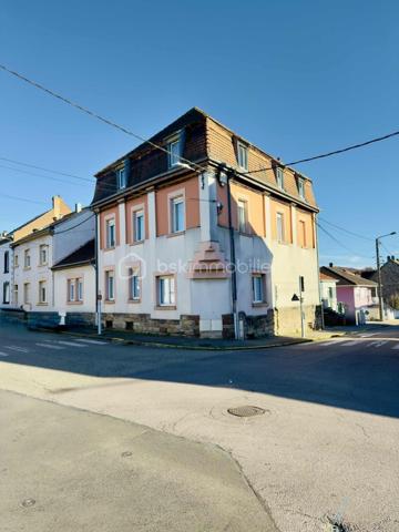 Appartement entièrement rénové de 108m² à Forbach - Coup de cœur assuré !

Vous rêvez d'acquérir un bien immobilier moderne, clé en main, dans la charmante ville de Forbach ? Ne cherchez plus, cet appartement de 108m² entièrement rénové avec goût est fait pour vous !

Situé au cœur de la ville, cet appartement lumineux et spacieux se trouve au rez-de-chaussée d'un immeuble calme et bien entretenu. Avec ses belles prestations et sa rénovation récente, il offre un cadre de vie confortable et moderne.

L'espace intérieur, bien pensé, se compose d'un grand salon/salle à manger, d'une cuisine équipée, de trois chambres confortables et d'une salle de bain élégante. Chaque pièce a été aménagée avec soin pour offrir un maximum de confort et de fonctionnalité.

Cet appartement convient parfaitement pour un investissement locatif avec son bel agencement et sa localisation idéale proche des commerces, des écoles et des transports en commun.
Il peut également être un coup de cœur pour une résidence principale.

Bien que l'appartement ne dispose pas d'espaces extérieurs privatifs, sa situation centrale vous permet de profiter facilement des parcs et espaces verts de la ville.

Contactez moi dès maintenant pour organiser une visite et laissez-vous séduire par le charme de ce bien d'exception !