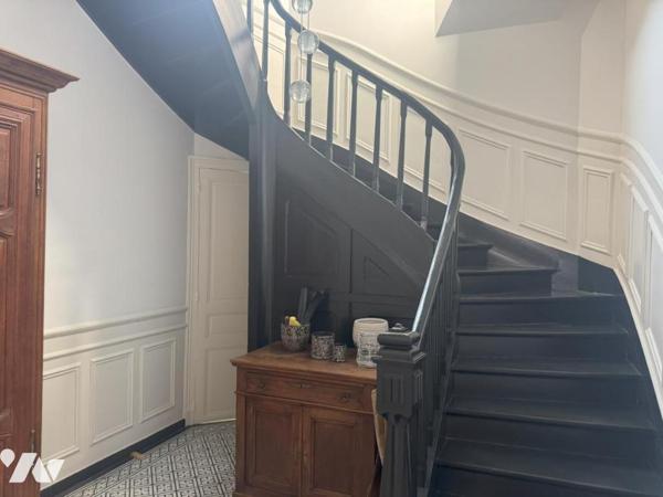 IMMEUBLE A USAGE MIXTE (Commerce et habitation) entièrement rénové à CAMBRAI en centre ville.