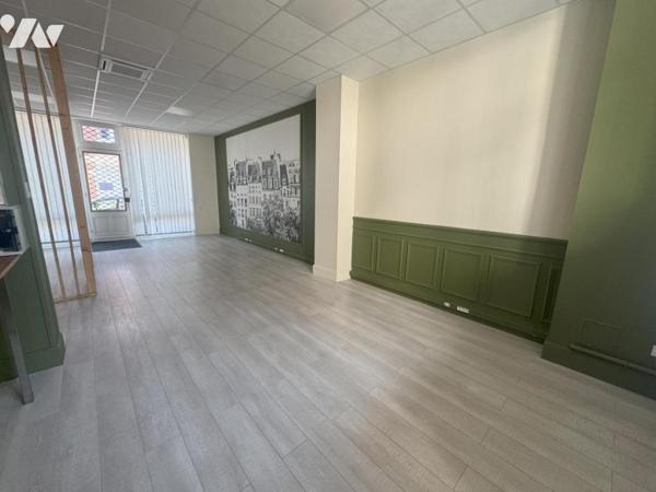 IMMEUBLE A USAGE MIXTE (Commerce et habitation) entièrement rénové à CAMBRAI en centre ville.