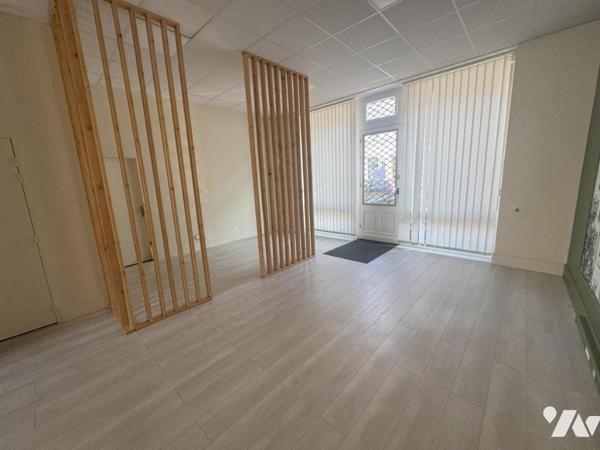 IMMEUBLE A USAGE MIXTE (Commerce et habitation) entièrement rénové à CAMBRAI en centre ville.