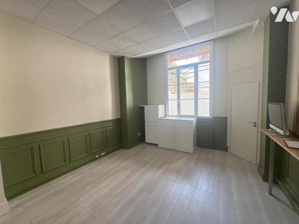 IMMEUBLE A USAGE MIXTE (Commerce et habitation) entièrement rénové à CAMBRAI en centre ville.