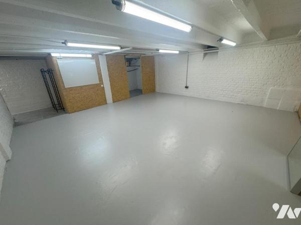 IMMEUBLE A USAGE MIXTE (Commerce et habitation) entièrement rénové à CAMBRAI en centre ville.