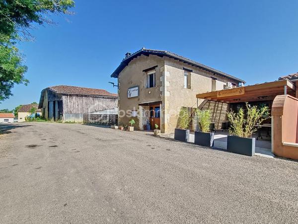 VENTE EN IMMO INTERACTIF — ENCHÈRES EN LIGNE
Ensemble Immobilier à Urdens (Immeuble de rapport)  : T3 Rénové + Restaurant Clé en Main

À la recherche d'une opportunité unique au cœur du Gers ? Découvrez ce bien mixte d'exception offrant un taux de rentabilité attractif de 10 % pour une valeur vénale estimée à 250 000 €.

CALENDRIER ET MODALITÉS DE LA VENTE INTERACTIVE

Période de commercialisation : Du 1er septembre 2026 au 13 octobre 2026

Jour J (Ouverture de la vente en ligne) : Mardi 13 octobre 2026 à partir de 18h30

Première offre possible (Mise à prix) : 178 000 € (honoraires inclus)

Pas des enchères : 2 000 €

Comment participer à la vente ?

Visite obligatoire : Effectuer une visite du bien 

Dossier financier : Constituer et valider un dossier de financement / capacité financière (étape indispensable pour obtenir l'agrément de participation à la vente interactive).

Vente le jour J : Portez vos offres directement en ligne le 13 octobre dès 18h30.

DESCRIPTION DU BIEN
1. Côté Logement — Appartement T3 de 70 m² (Rénové)

Traversant, lumineux et climatisé avec double vitrage.

2 chambres confortables.

Habitable immédiatement sans aucun travaux.

2. Côté Commerce — Restaurant Traditionnel Modernisé (RDC)

Institution locale bénéficiant d'une excellente réputation et d'une activité continue depuis plus de 40 ans.

Capacité d'accueil : Salle de restaurant de 35 couverts aménagée dans une ancienne étable avec cheminée, salle de réception de 50 couverts, plus 2 terrasses extérieures pour un total de 50 couverts.

Équipements pro complets : Cuisine professionnelle récente (four, refroidisseur, saladette, sous-vide, lave-vaisselle pro, chambres froides...), comptoir-bar et 2 WC (dont un PMR).

Licence 3 en cours de validité.

INFORMATIONS FINANCIÈRES ET ENERGÉTIQUES
Valeur vénale : 250 000 €

Mise à prix initiale : 178 000 € FAI honoraires de 8000 Euros à charge Vendeur 

DPE : Score C (168 kWh/m²/an) | GES : Score B (9 kg/m²/an)

Estimation dépenses annuelles énergie : entre 3 027,00 € et 3 027,37 € / an (prix moyens 2021).


📞 Informations & Prise de rendez-vous pour les visites :
Christophe LAMAZERE — BSK Immobilier
06 22 82 69 70