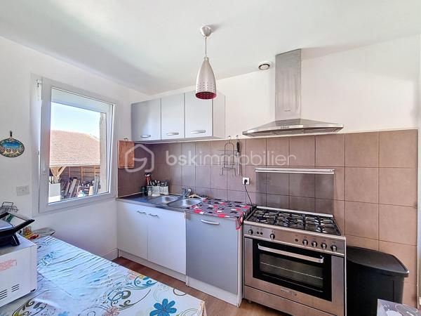 VENTE EN IMMO INTERACTIF — ENCHÈRES EN LIGNE
Ensemble Immobilier à Urdens (Immeuble de rapport)  : T3 Rénové + Restaurant Clé en Main

À la recherche d'une opportunité unique au cœur du Gers ? Découvrez ce bien mixte d'exception offrant un taux de rentabilité attractif de 10 % pour une valeur vénale estimée à 250 000 €.

CALENDRIER ET MODALITÉS DE LA VENTE INTERACTIVE

Période de commercialisation : Du 1er septembre 2026 au 13 octobre 2026

Jour J (Ouverture de la vente en ligne) : Mardi 13 octobre 2026 à partir de 18h30

Première offre possible (Mise à prix) : 178 000 € (honoraires inclus)

Pas des enchères : 2 000 €

Comment participer à la vente ?

Visite obligatoire : Effectuer une visite du bien 

Dossier financier : Constituer et valider un dossier de financement / capacité financière (étape indispensable pour obtenir l'agrément de participation à la vente interactive).

Vente le jour J : Portez vos offres directement en ligne le 13 octobre dès 18h30.

DESCRIPTION DU BIEN
1. Côté Logement — Appartement T3 de 70 m² (Rénové)

Traversant, lumineux et climatisé avec double vitrage.

2 chambres confortables.

Habitable immédiatement sans aucun travaux.

2. Côté Commerce — Restaurant Traditionnel Modernisé (RDC)

Institution locale bénéficiant d'une excellente réputation et d'une activité continue depuis plus de 40 ans.

Capacité d'accueil : Salle de restaurant de 35 couverts aménagée dans une ancienne étable avec cheminée, salle de réception de 50 couverts, plus 2 terrasses extérieures pour un total de 50 couverts.

Équipements pro complets : Cuisine professionnelle récente (four, refroidisseur, saladette, sous-vide, lave-vaisselle pro, chambres froides...), comptoir-bar et 2 WC (dont un PMR).

Licence 3 en cours de validité.

INFORMATIONS FINANCIÈRES ET ENERGÉTIQUES
Valeur vénale : 250 000 €

Mise à prix initiale : 178 000 € FAI honoraires de 8000 Euros à charge Vendeur 

DPE : Score C (168 kWh/m²/an) | GES : Score B (9 kg/m²/an)

Estimation dépenses annuelles énergie : entre 3 027,00 € et 3 027,37 € / an (prix moyens 2021).


📞 Informations & Prise de rendez-vous pour les visites :
Christophe LAMAZERE — BSK Immobilier
06 22 82 69 70