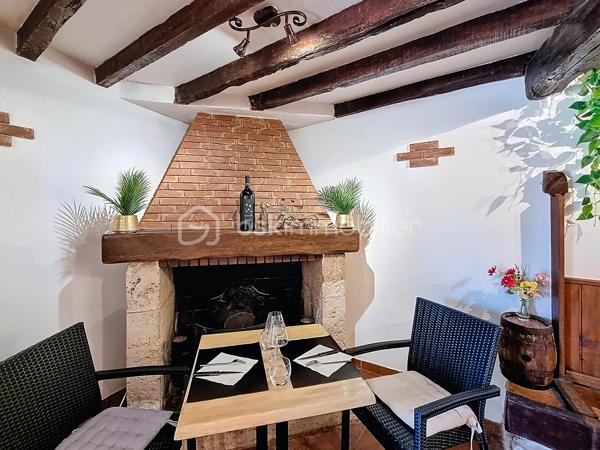 VENTE EN IMMO INTERACTIF — ENCHÈRES EN LIGNE
Ensemble Immobilier à Urdens (Immeuble de rapport)  : T3 Rénové + Restaurant Clé en Main

À la recherche d'une opportunité unique au cœur du Gers ? Découvrez ce bien mixte d'exception offrant un taux de rentabilité attractif de 10 % pour une valeur vénale estimée à 250 000 €.

CALENDRIER ET MODALITÉS DE LA VENTE INTERACTIVE

Période de commercialisation : Du 1er septembre 2026 au 13 octobre 2026

Jour J (Ouverture de la vente en ligne) : Mardi 13 octobre 2026 à partir de 18h30

Première offre possible (Mise à prix) : 178 000 € (honoraires inclus)

Pas des enchères : 2 000 €

Comment participer à la vente ?

Visite obligatoire : Effectuer une visite du bien 

Dossier financier : Constituer et valider un dossier de financement / capacité financière (étape indispensable pour obtenir l'agrément de participation à la vente interactive).

Vente le jour J : Portez vos offres directement en ligne le 13 octobre dès 18h30.

DESCRIPTION DU BIEN
1. Côté Logement — Appartement T3 de 70 m² (Rénové)

Traversant, lumineux et climatisé avec double vitrage.

2 chambres confortables.

Habitable immédiatement sans aucun travaux.

2. Côté Commerce — Restaurant Traditionnel Modernisé (RDC)

Institution locale bénéficiant d'une excellente réputation et d'une activité continue depuis plus de 40 ans.

Capacité d'accueil : Salle de restaurant de 35 couverts aménagée dans une ancienne étable avec cheminée, salle de réception de 50 couverts, plus 2 terrasses extérieures pour un total de 50 couverts.

Équipements pro complets : Cuisine professionnelle récente (four, refroidisseur, saladette, sous-vide, lave-vaisselle pro, chambres froides...), comptoir-bar et 2 WC (dont un PMR).

Licence 3 en cours de validité.

INFORMATIONS FINANCIÈRES ET ENERGÉTIQUES
Valeur vénale : 250 000 €

Mise à prix initiale : 178 000 € FAI honoraires de 8000 Euros à charge Vendeur 

DPE : Score C (168 kWh/m²/an) | GES : Score B (9 kg/m²/an)

Estimation dépenses annuelles énergie : entre 3 027,00 € et 3 027,37 € / an (prix moyens 2021).


📞 Informations & Prise de rendez-vous pour les visites :
Christophe LAMAZERE — BSK Immobilier
06 22 82 69 70