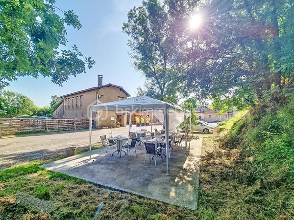 VENTE EN IMMO INTERACTIF — ENCHÈRES EN LIGNE
Ensemble Immobilier à Urdens (Immeuble de rapport)  : T3 Rénové + Restaurant Clé en Main

À la recherche d'une opportunité unique au cœur du Gers ? Découvrez ce bien mixte d'exception offrant un taux de rentabilité attractif de 10 % pour une valeur vénale estimée à 250 000 €.

CALENDRIER ET MODALITÉS DE LA VENTE INTERACTIVE

Période de commercialisation : Du 1er septembre 2026 au 13 octobre 2026

Jour J (Ouverture de la vente en ligne) : Mardi 13 octobre 2026 à partir de 18h30

Première offre possible (Mise à prix) : 178 000 € (honoraires inclus)

Pas des enchères : 2 000 €

Comment participer à la vente ?

Visite obligatoire : Effectuer une visite du bien 

Dossier financier : Constituer et valider un dossier de financement / capacité financière (étape indispensable pour obtenir l'agrément de participation à la vente interactive).

Vente le jour J : Portez vos offres directement en ligne le 13 octobre dès 18h30.

DESCRIPTION DU BIEN
1. Côté Logement — Appartement T3 de 70 m² (Rénové)

Traversant, lumineux et climatisé avec double vitrage.

2 chambres confortables.

Habitable immédiatement sans aucun travaux.

2. Côté Commerce — Restaurant Traditionnel Modernisé (RDC)

Institution locale bénéficiant d'une excellente réputation et d'une activité continue depuis plus de 40 ans.

Capacité d'accueil : Salle de restaurant de 35 couverts aménagée dans une ancienne étable avec cheminée, salle de réception de 50 couverts, plus 2 terrasses extérieures pour un total de 50 couverts.

Équipements pro complets : Cuisine professionnelle récente (four, refroidisseur, saladette, sous-vide, lave-vaisselle pro, chambres froides...), comptoir-bar et 2 WC (dont un PMR).

Licence 3 en cours de validité.

INFORMATIONS FINANCIÈRES ET ENERGÉTIQUES
Valeur vénale : 250 000 €

Mise à prix initiale : 178 000 € FAI honoraires de 8000 Euros à charge Vendeur 

DPE : Score C (168 kWh/m²/an) | GES : Score B (9 kg/m²/an)

Estimation dépenses annuelles énergie : entre 3 027,00 € et 3 027,37 € / an (prix moyens 2021).


📞 Informations & Prise de rendez-vous pour les visites :
Christophe LAMAZERE — BSK Immobilier
06 22 82 69 70