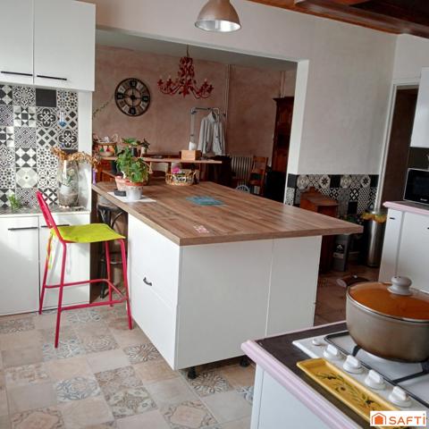 Belle maison avec une histoire qui va vous plaire . bien rénové