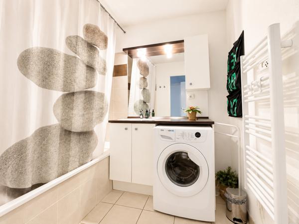 Appartement
         3 pièces
        - 63 m² 228 000 € *