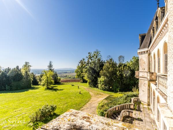 Château et dépendance proche Lyon