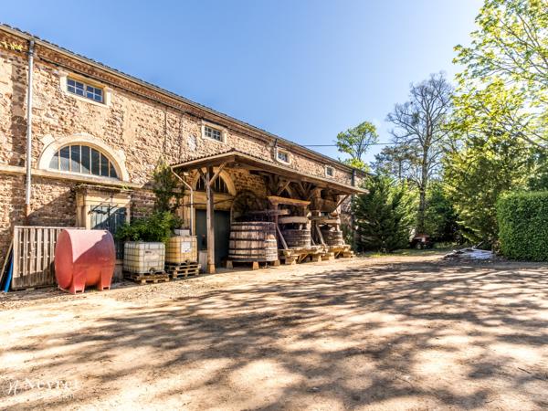 Château et dépendance proche Lyon