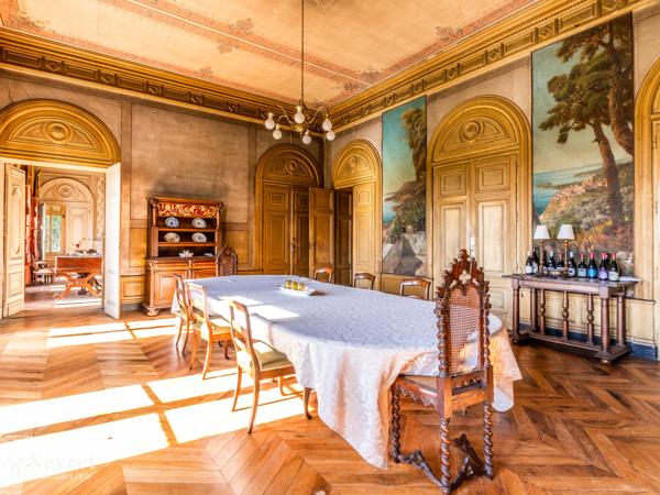 Château et dépendance proche Lyon
