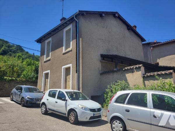Maison de ville. GIVORS avec terrasse. Terrain 470 m² non attenant