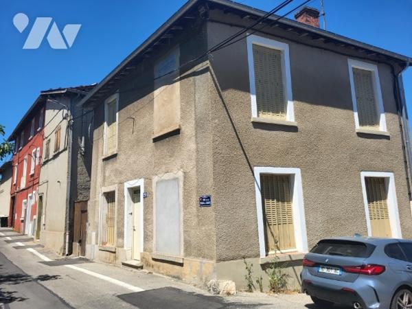 Maison de ville. GIVORS avec terrasse. Terrain 470 m² non attenant