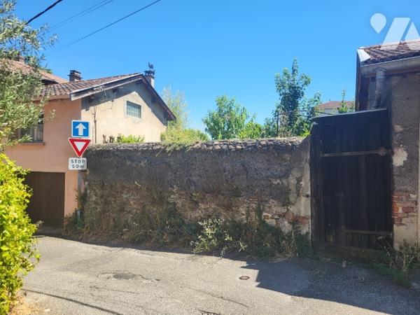 Maison de ville. GIVORS avec terrasse. Terrain 470 m² non attenant