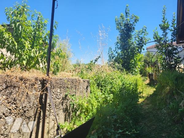 Maison de ville. GIVORS avec terrasse. Terrain 470 m² non attenant