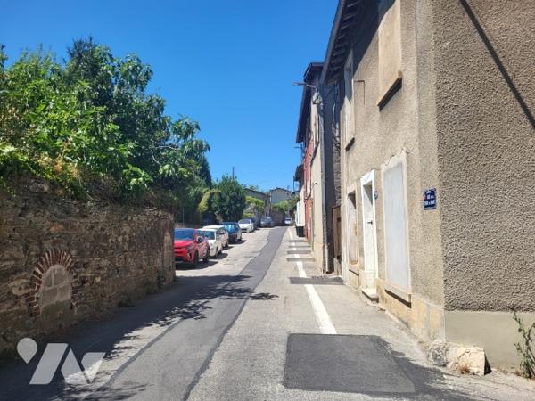 Maison de ville. GIVORS avec terrasse. Terrain 470 m² non attenant