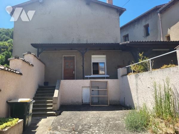 Maison de ville. GIVORS avec terrasse. Terrain 470 m² non attenant