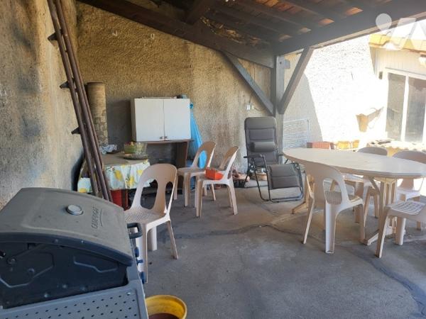 Maison de ville. GIVORS avec terrasse. Terrain 470 m² non attenant
