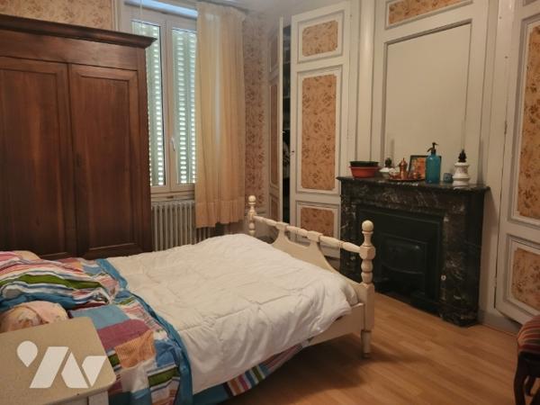 Maison de ville. GIVORS avec terrasse. Terrain 470 m² non attenant