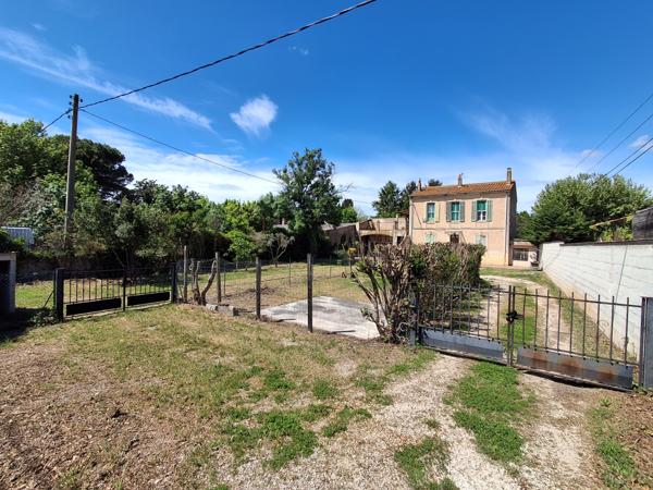 Salon-de-Provence (13300) ZONE PLU UE1 Maison composé de 2 logements type 3 + garages sur terrain de 983 m3