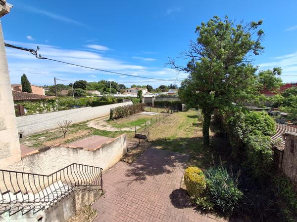 Salon-de-Provence (13300) ZONE PLU UE1 Maison composé de 2 logements type 3 + garages sur terrain de 983 m3