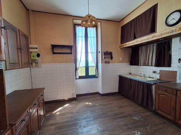 Salon-de-Provence (13300) ZONE PLU UE1 Maison composé de 2 logements type 3 + garages sur terrain de 983 m3