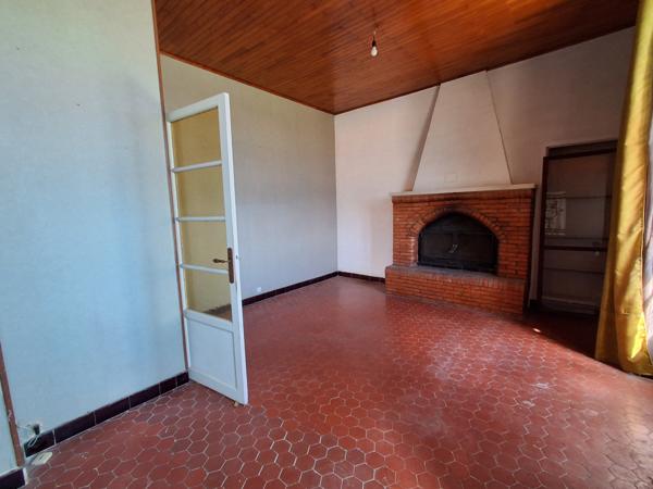 Salon-de-Provence (13300) ZONE PLU UE1 Maison composé de 2 logements type 3 + garages sur terrain de 983 m3