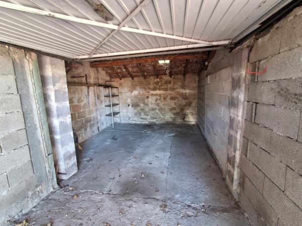 Salon-de-Provence (13300) ZONE PLU UE1 Maison composé de 2 logements type 3 + garages sur terrain de 983 m3