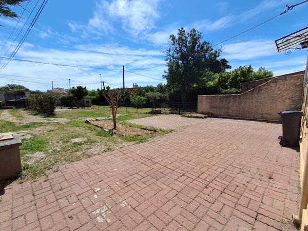 Salon-de-Provence (13300) ZONE PLU UE1 Maison composé de 2 logements type 3 + garages sur terrain de 983 m3