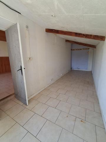 Salon-de-Provence (13300) ZONE PLU UE1 Maison composé de 2 logements type 3 + garages sur terrain de 983 m3