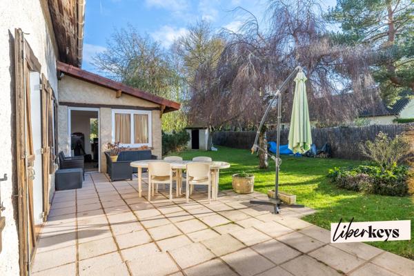 Charmante propriété de 220 m2  avec piscine sur deux parcelles - cadre résidentiel et calme 