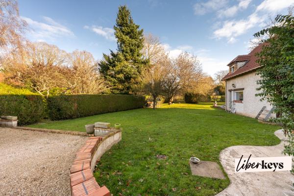 Charmante propriété de 220 m2  avec piscine sur deux parcelles - cadre résidentiel et calme 