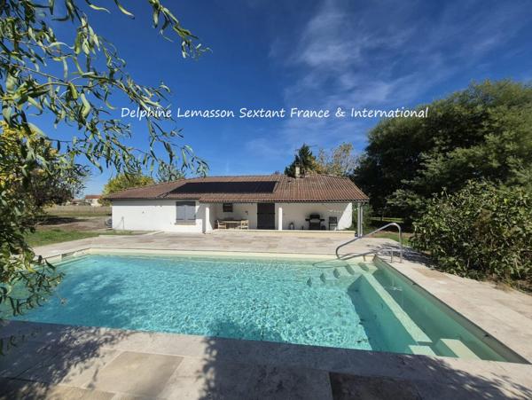 Maison de plain-pied avec piscine chauffée et parc arboré