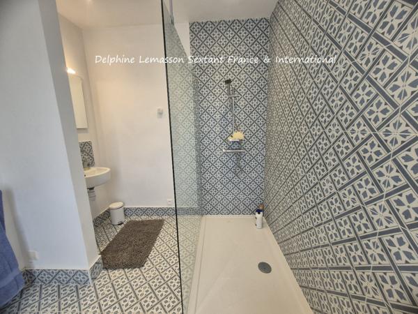 Maison de plain-pied avec piscine chauffée et parc arboré
