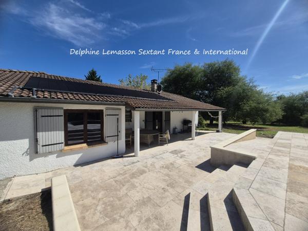 Maison de plain-pied avec piscine chauffée et parc arboré