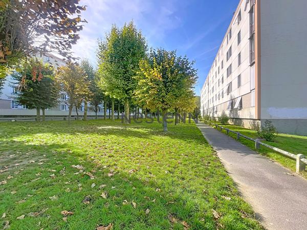 Appartement 5 pièce(s) 3 chambres 80.66m2 proche centre ville VALENTON